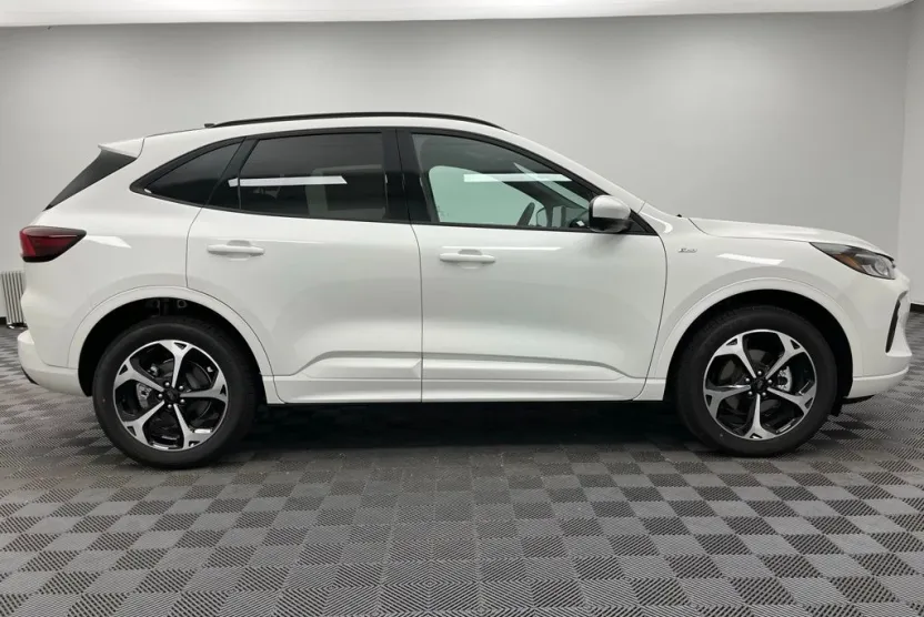 2024 Ford Escape ST-Line Select photo 1