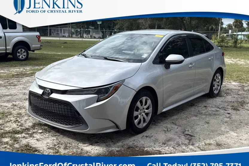 2021 Toyota Corolla LE photo 1