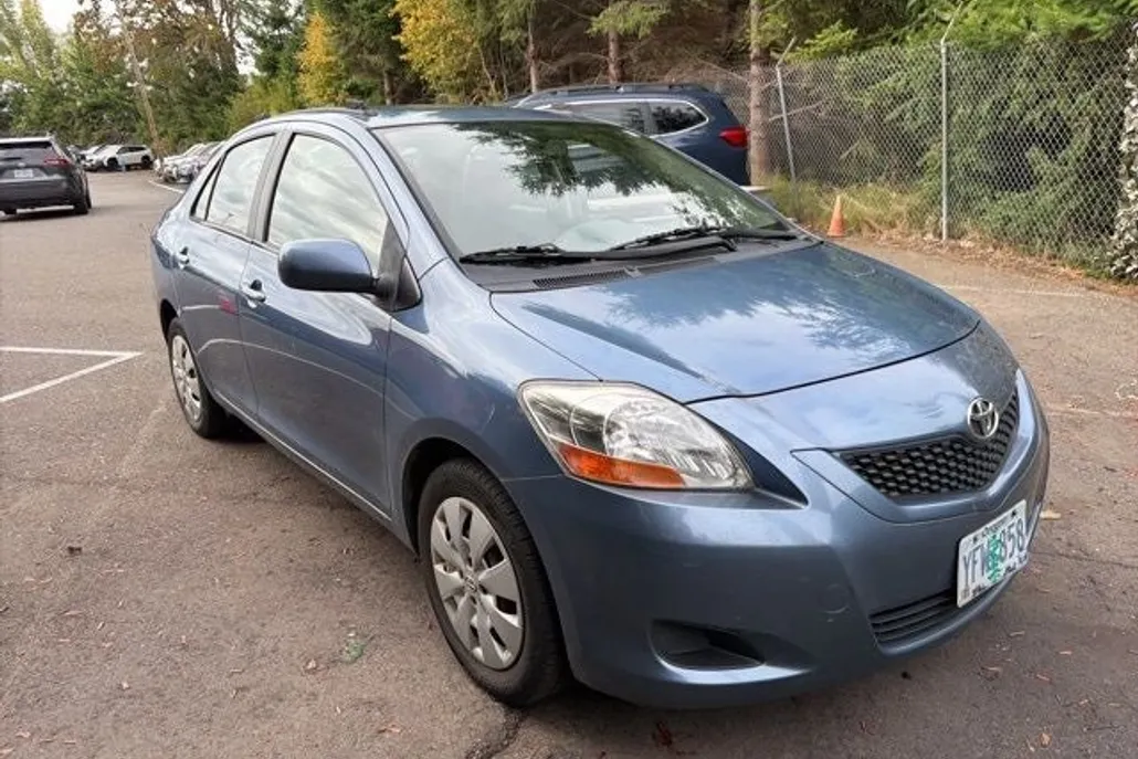2011 Toyota Yaris Base photo 1