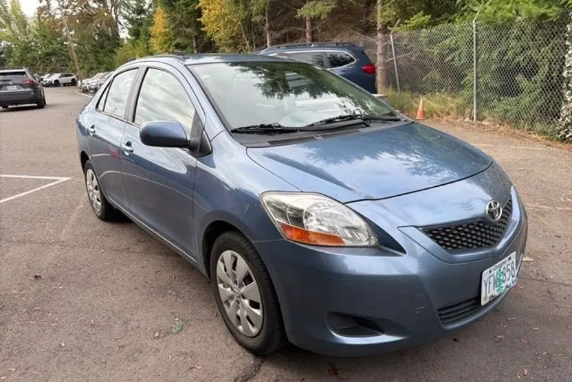 2011 Toyota Yaris Base photo 1