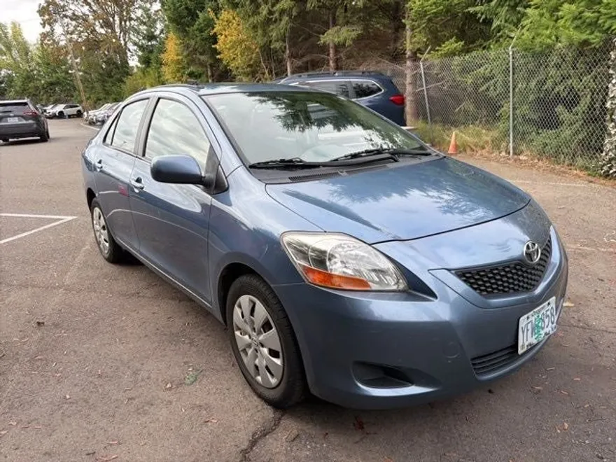 2011 Toyota Yaris Base photo 1