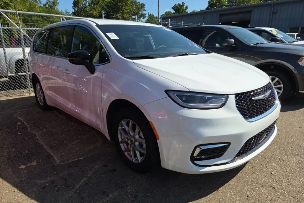 2024 Chrysler Pacifica Touring photo 1