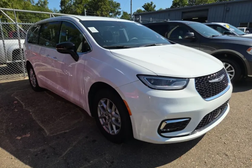 2024 Chrysler Pacifica Touring photo 1