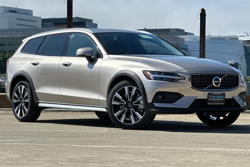 2025 Volvo V60 Cross Country B5 photo 1