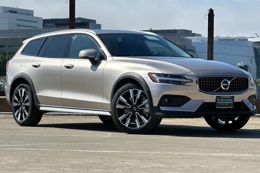 2025 Volvo V60 Cross Country B5 photo 1