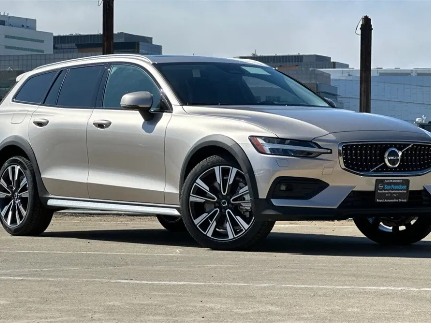 2025 Volvo V60 Cross Country B5 photo 1