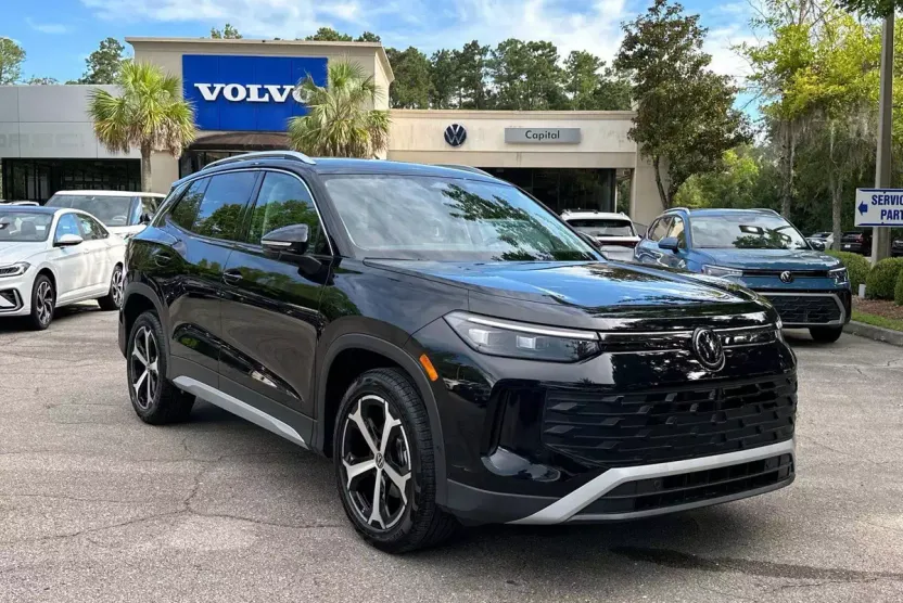 2025 Volkswagen Tiguan SE photo 1