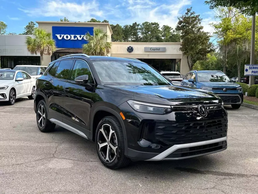 2025 Volkswagen Tiguan SE photo 1