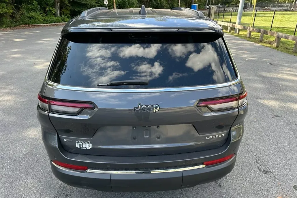 2022 Jeep Grand Cherokee Laredo photo 1
