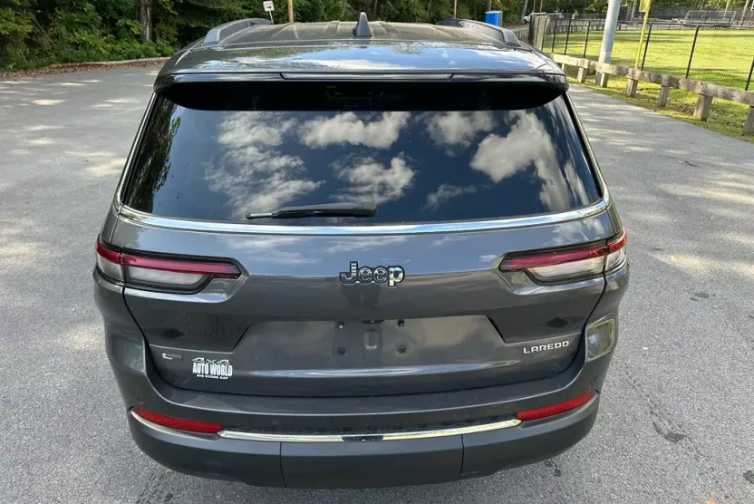 2022 Jeep Grand Cherokee Laredo photo 1