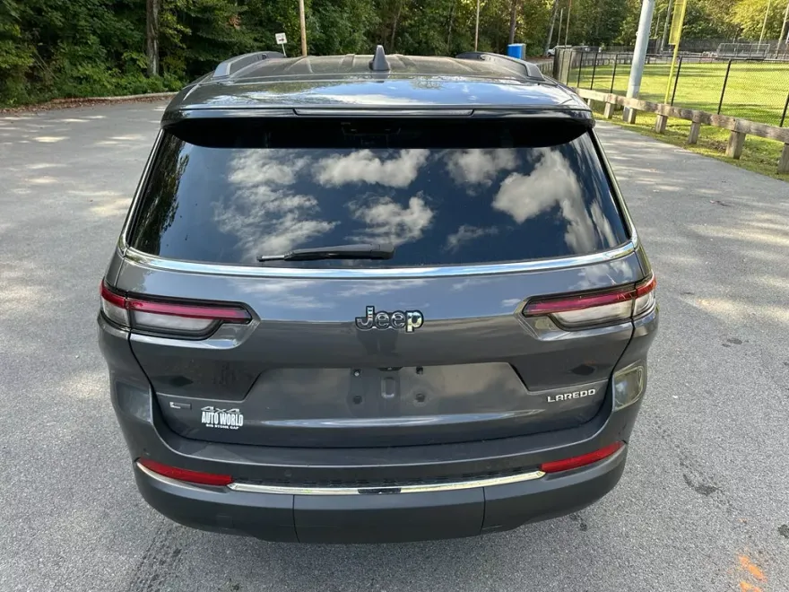 2022 Jeep Grand Cherokee Laredo photo 1
