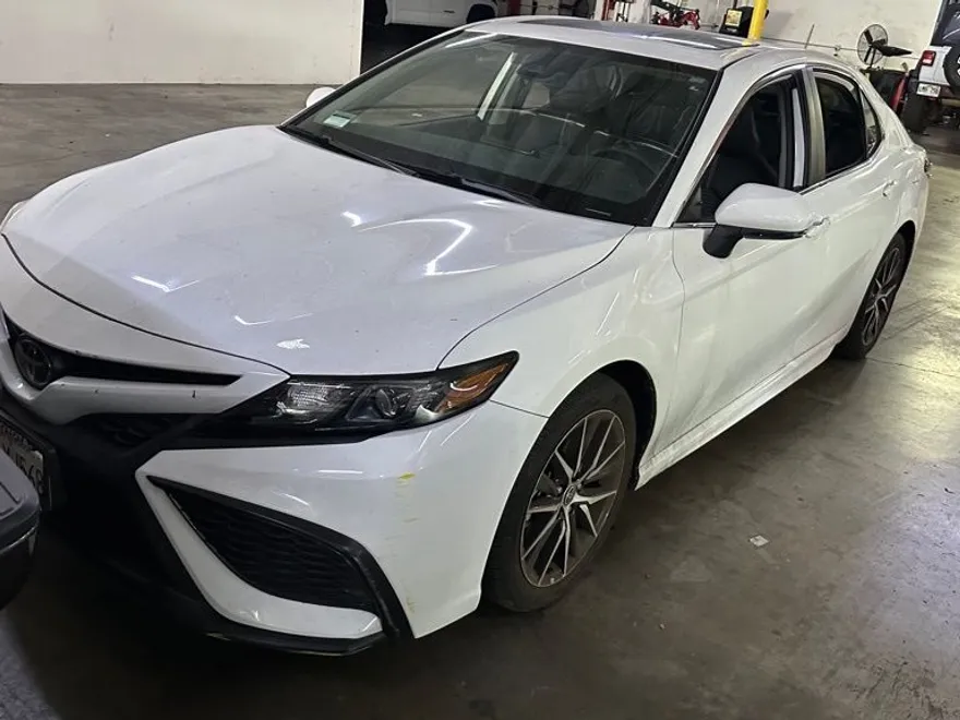 2022 Toyota Camry SE photo 1