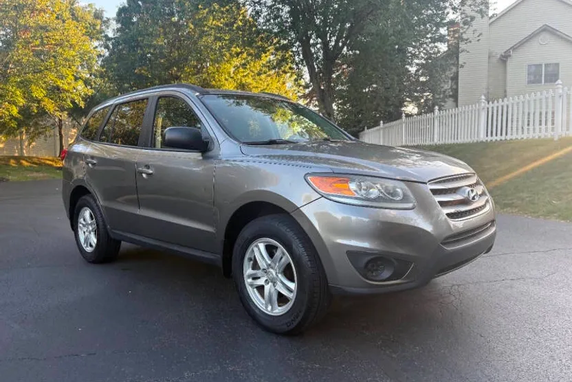 2012 Hyundai Santa Fe GLS photo 1