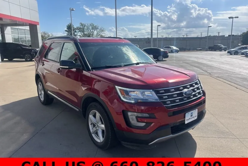 2017 Ford Explorer XLT photo 1