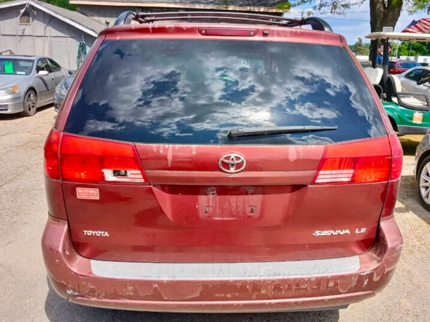 2005 Toyota Sienna LE photo 1