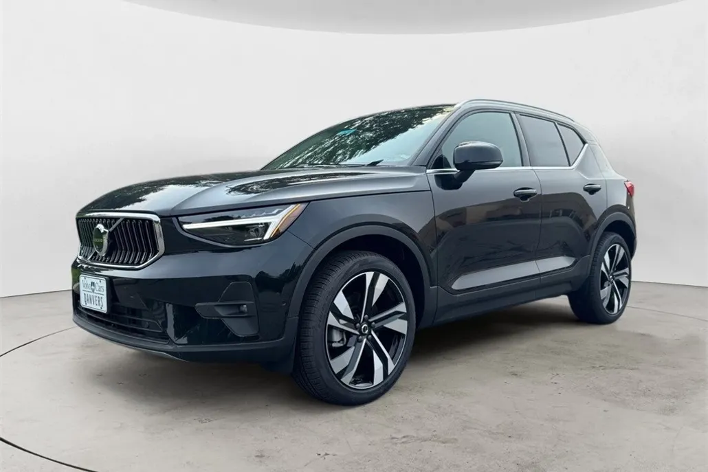 2025 Volvo XC40 photo 1