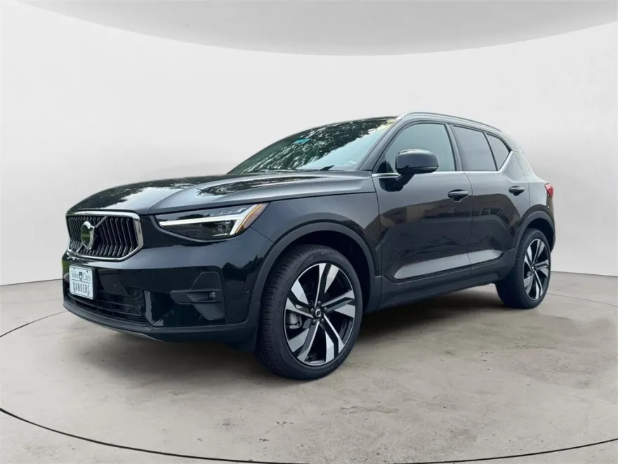2025 Volvo XC40 photo 1