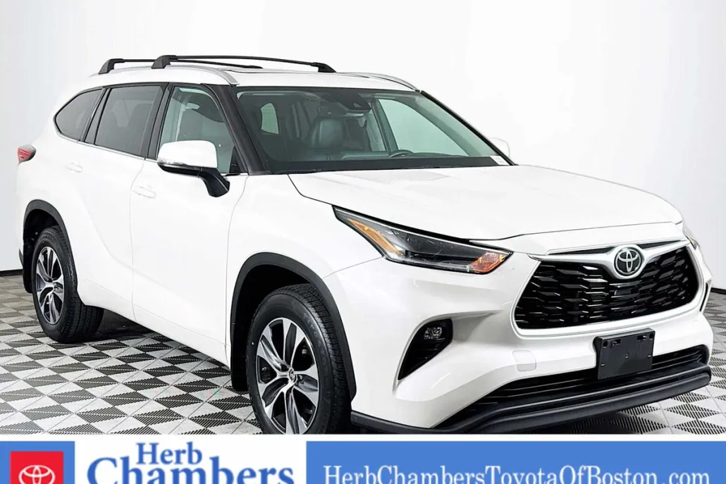 2021 Toyota Highlander XLE photo 1
