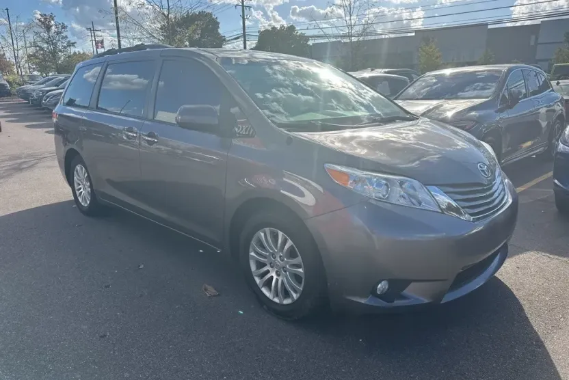 2014 Toyota Sienna L photo 1