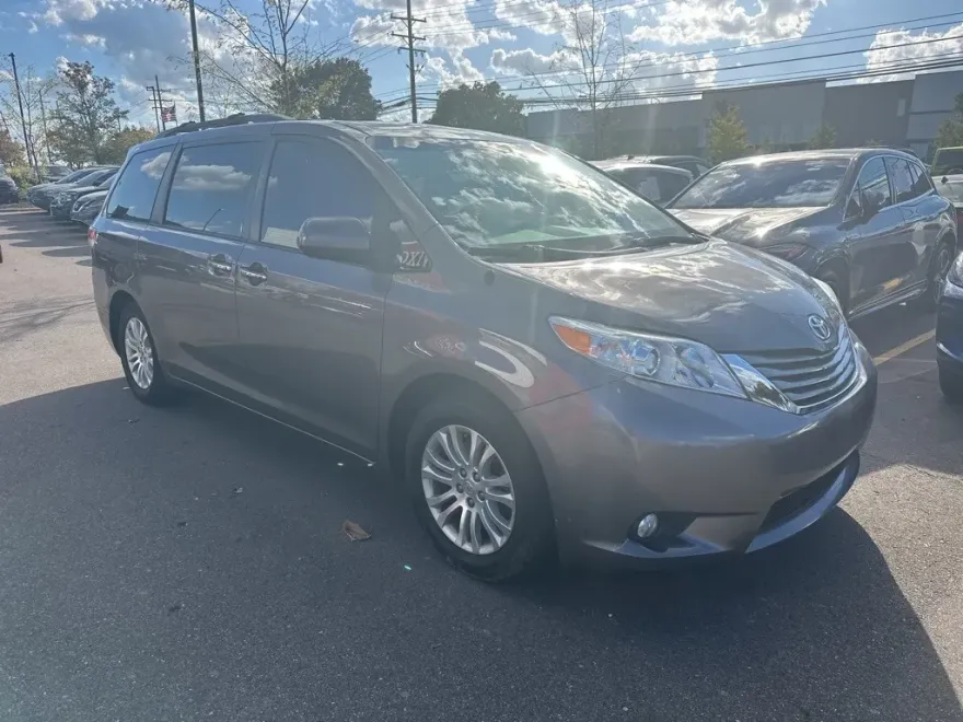 2014 Toyota Sienna L photo 1
