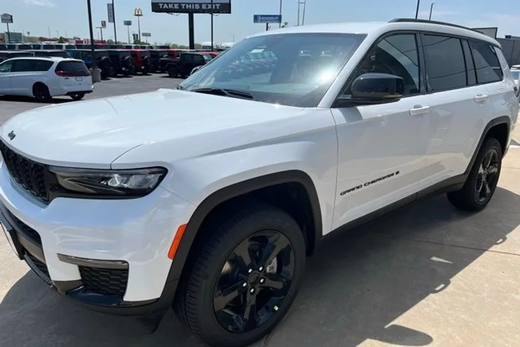 2025 Jeep Grand Cherokee Limited photo 1