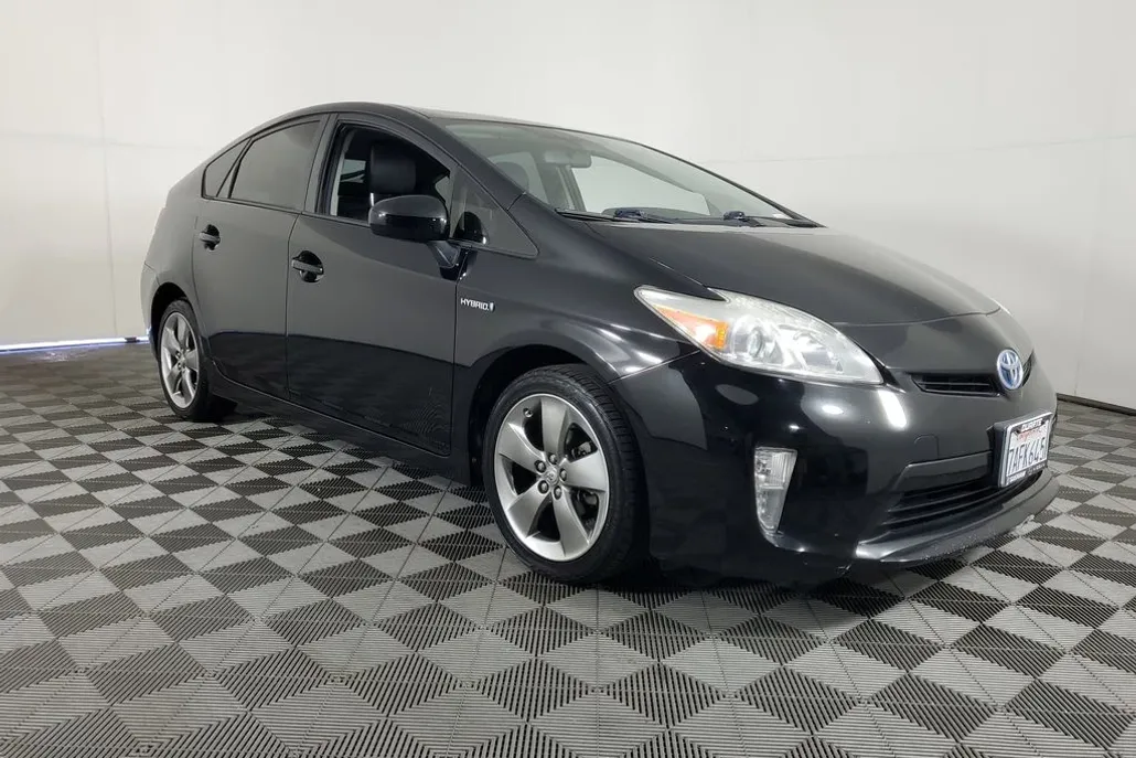 2013 Toyota Prius Three photo 1