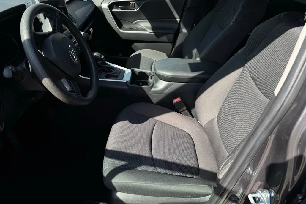 2023 Toyota RAV4 LE photo 1