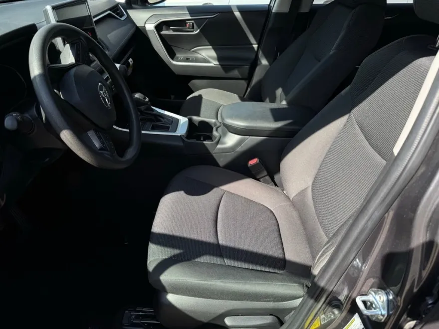 2023 Toyota RAV4 LE photo 1