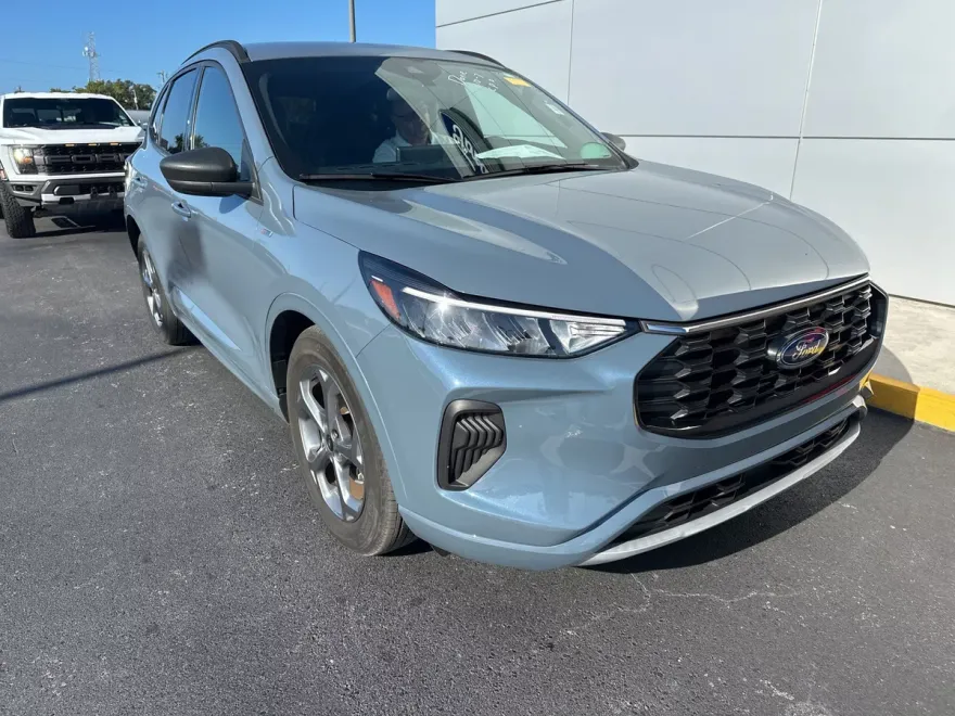 2023 Ford Escape ST-Line photo 1