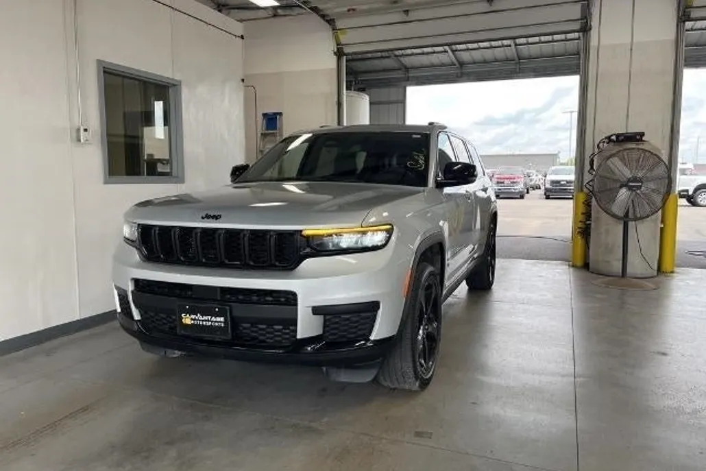 2023 Jeep Grand Cherokee Altitude photo 1