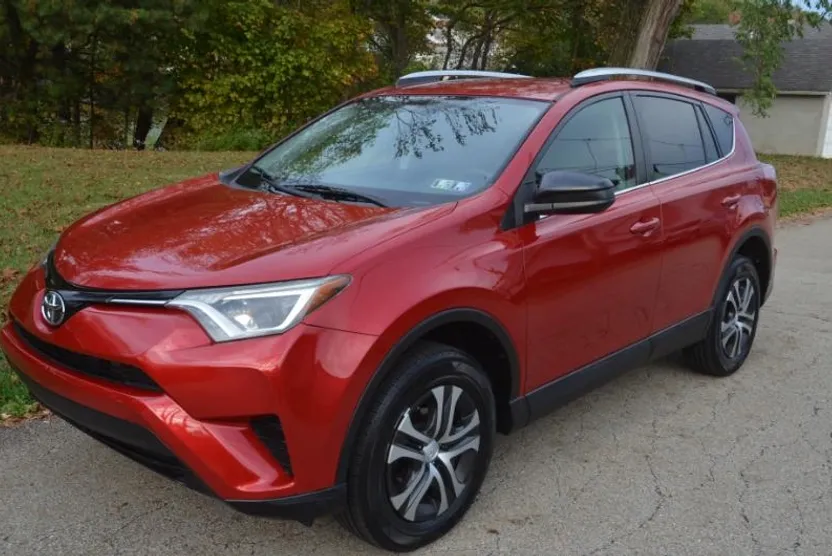2016 Toyota RAV4 LE photo 1