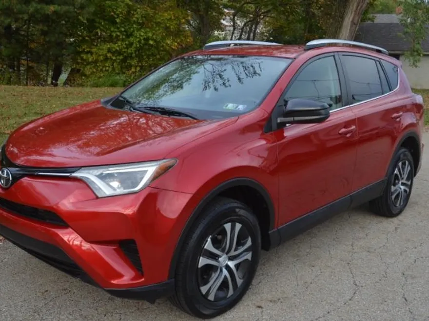 2016 Toyota RAV4 LE photo 1
