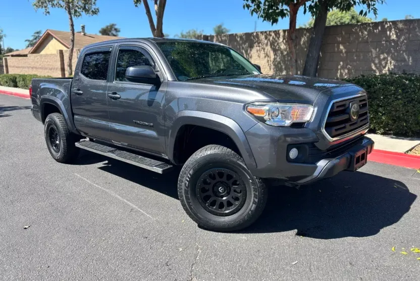 2019 Toyota Tacoma SR5 photo 1