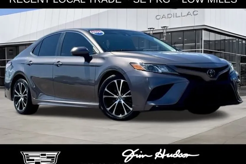 2020 Toyota Camry SE photo 1