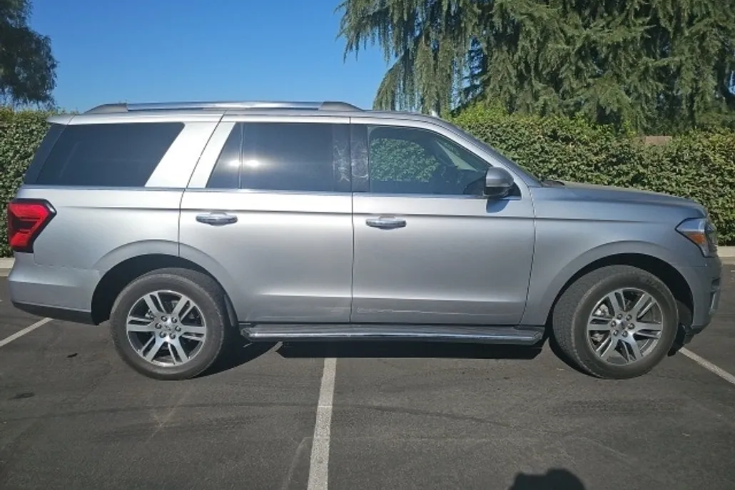 2022 Ford Expedition Limited photo 1