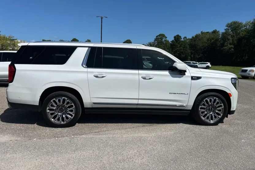 2023 Gmc Yukon XL Denali Ultimate photo 1
