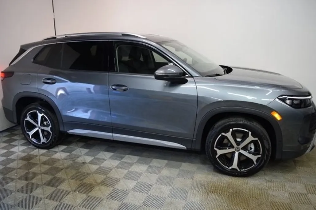 2025 Volkswagen Tiguan SE photo 1