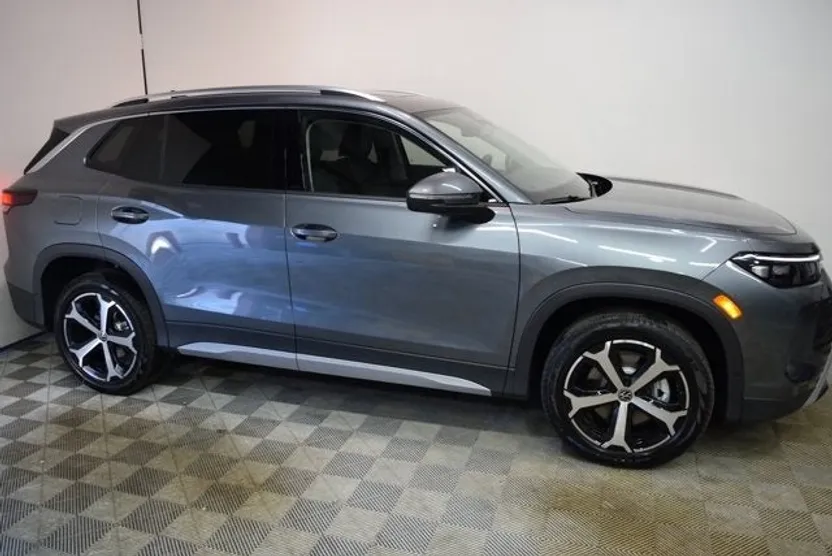 2025 Volkswagen Tiguan SE photo 1