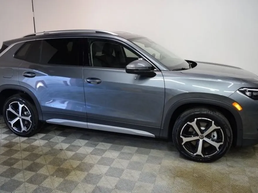 2025 Volkswagen Tiguan SE photo 1