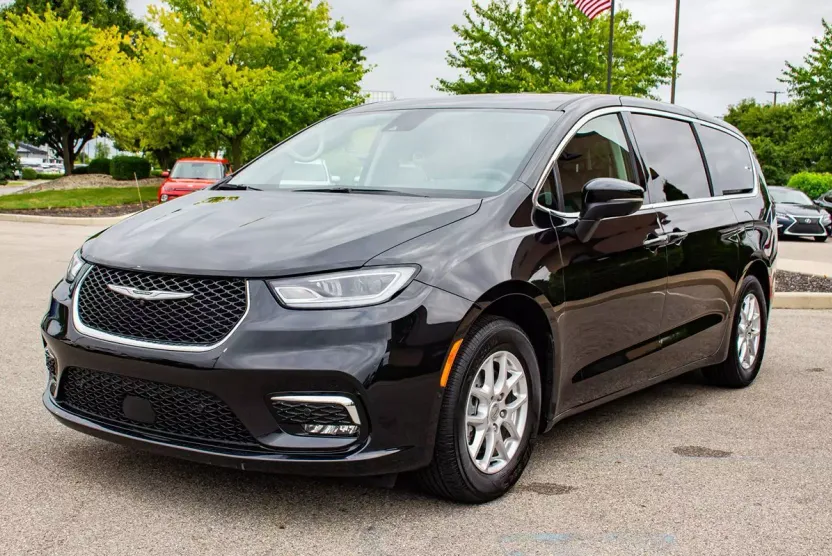 2023 Chrysler Pacifica Touring L photo 1