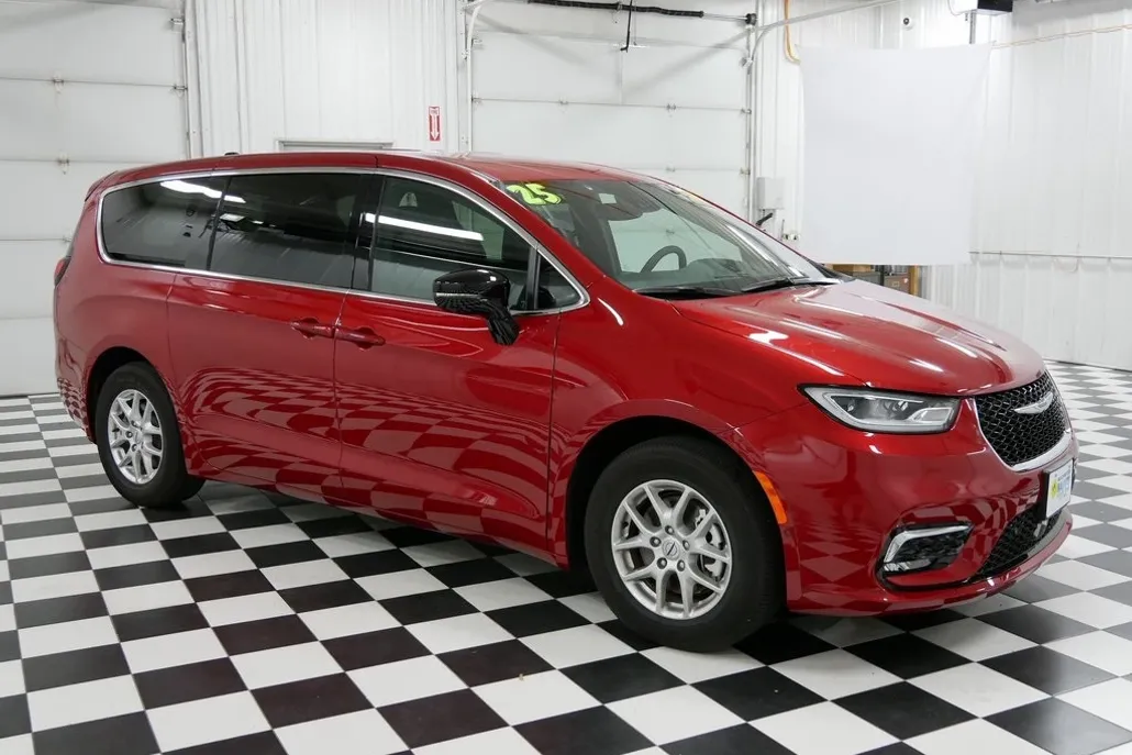 2025 Chrysler Pacifica photo 1