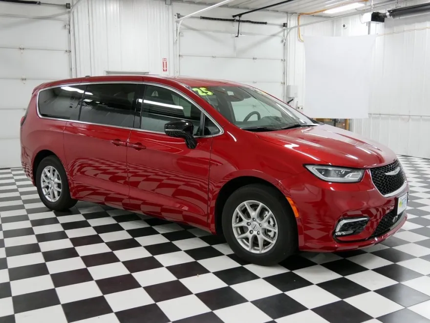 2025 Chrysler Pacifica photo 1