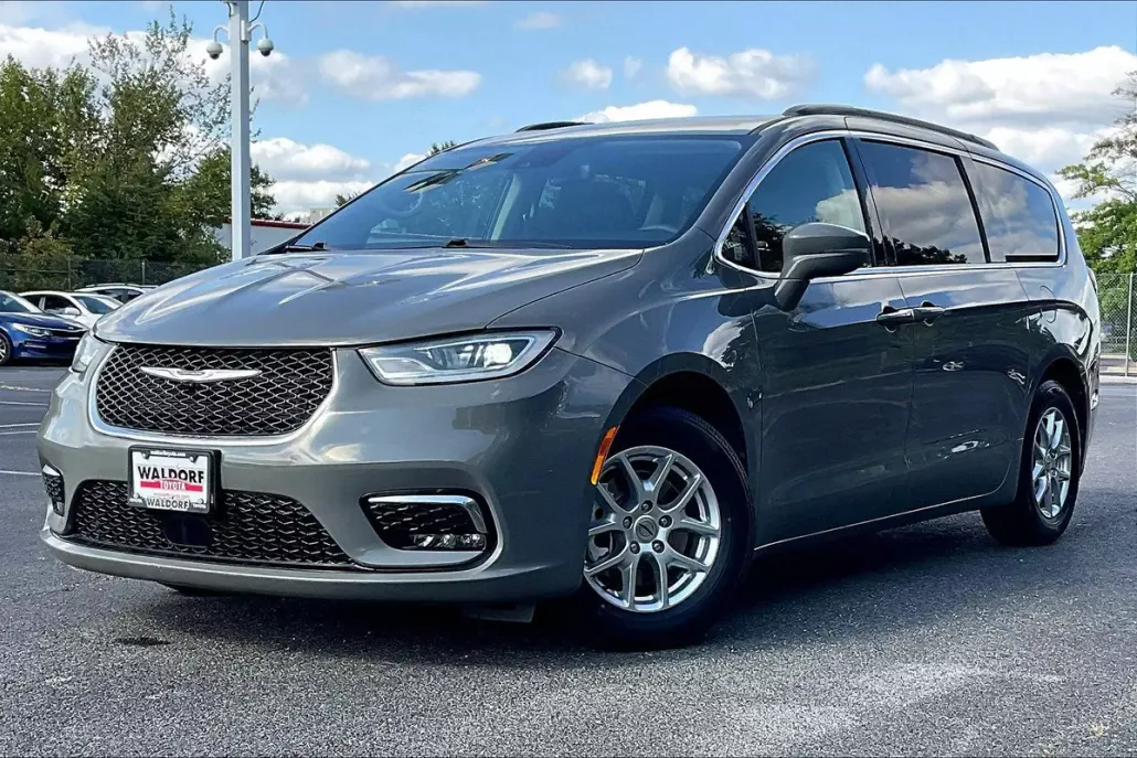 2022 Chrysler Pacifica Touring L photo 1