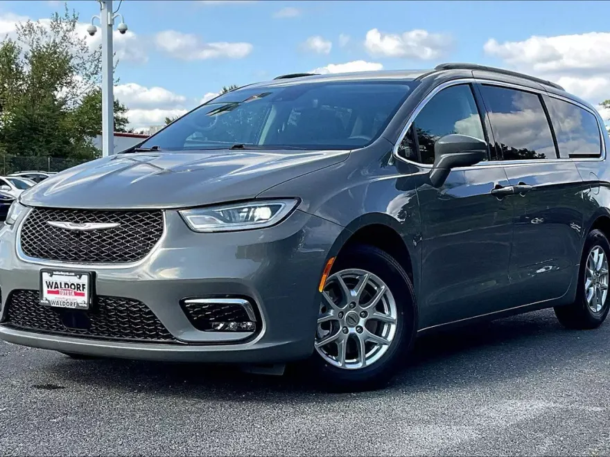 2022 Chrysler Pacifica Touring L photo 1