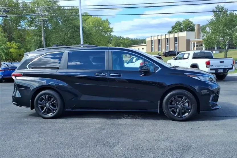 2024 Toyota Sienna XSE photo 1
