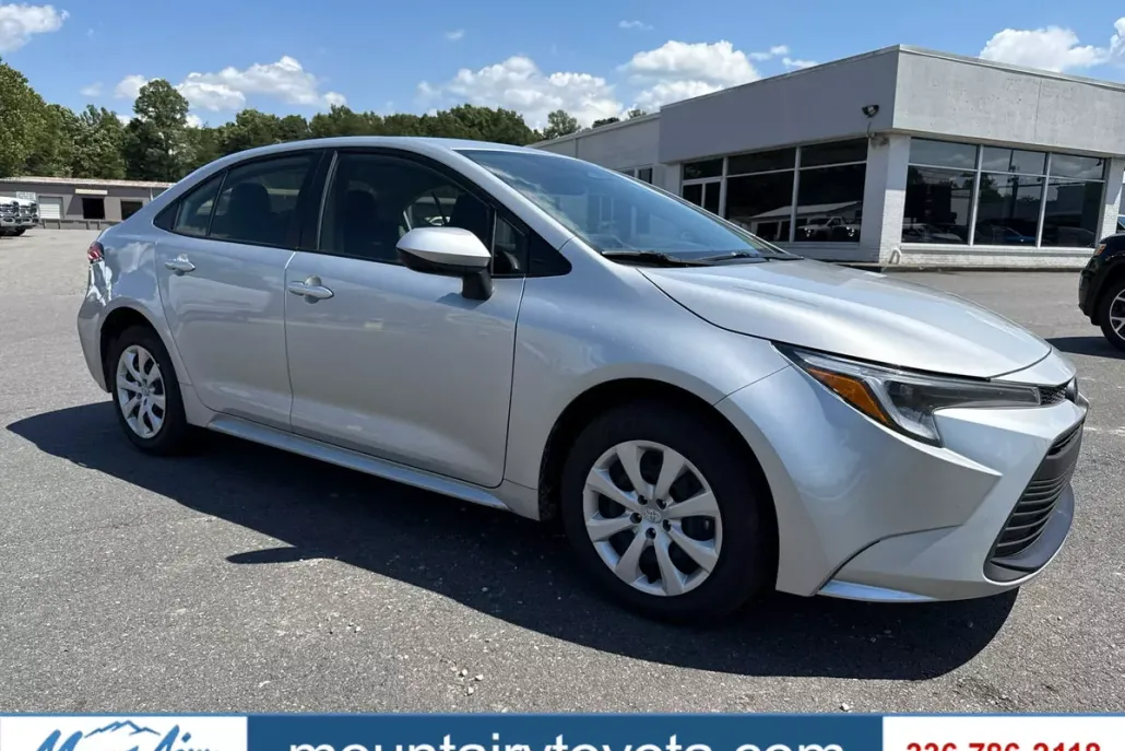 2025 Toyota Corolla Hybrid LE photo 1