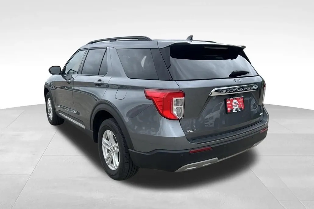 2023 Ford Explorer XLT photo 1
