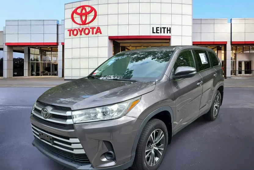 2019 Toyota Highlander LE photo 1