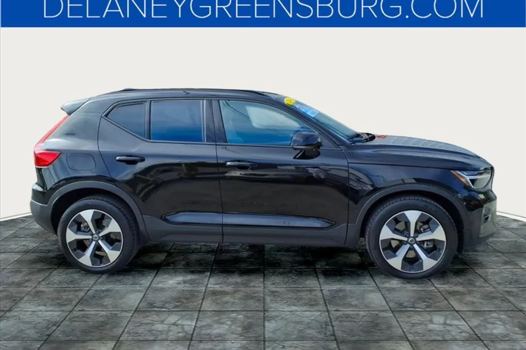2023 Volvo XC40 Plus photo 1