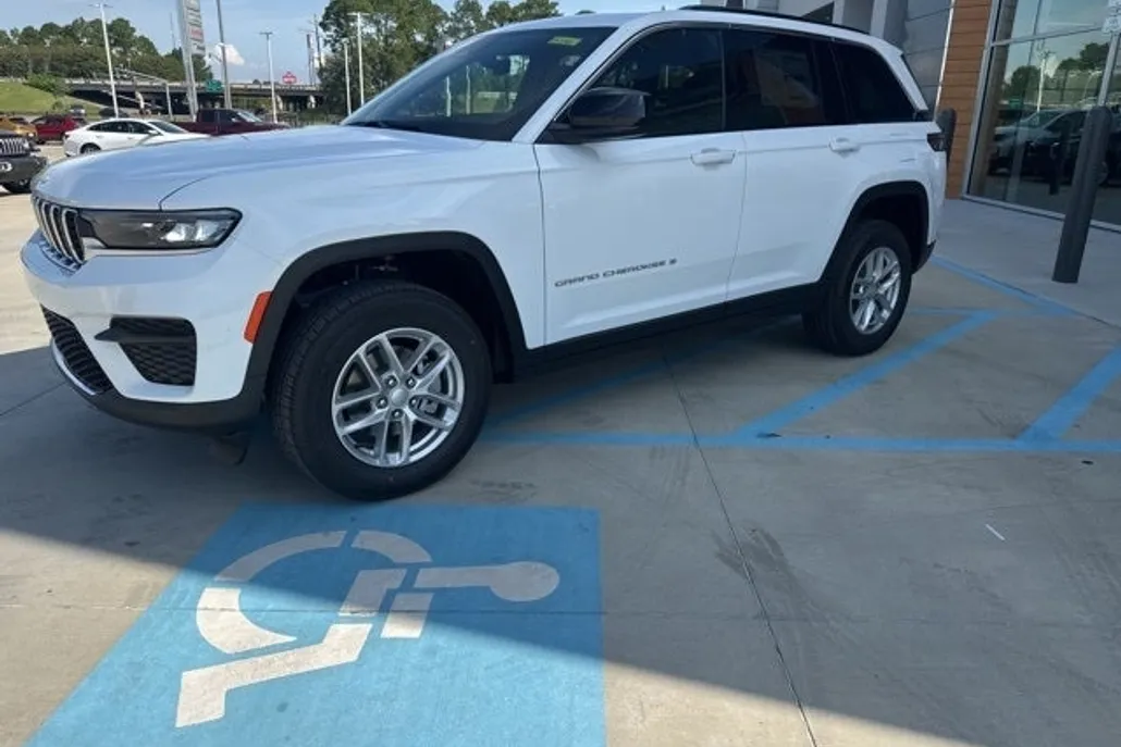 2025 Jeep Grand Cherokee Laredo photo 1